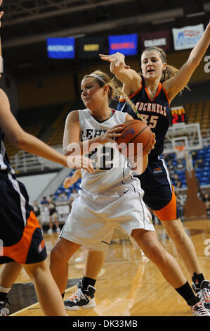 Febbraio 23, 2011 - Betlemme, Pennsylvania, Stati Uniti - la Lehigh University in avanti EMILY GRATCH (22) aziona passato Bucknell University in avanti JOYCE NOVACEK (35) durante il mercoledì notte di Patriot League match-up all'Arena più stabile. La Lehigh conduce 34-18. (Credito Immagine: © Brian liberato/Southcreek globale/ZUMAPRESS.com) Foto Stock