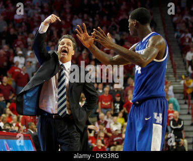 Febbraio 23, 2011 - Fayetteville, AR, USA - Kentucky coach John Calipari ha parlato con il Kentucky Wildcats guard DeAndre Liggins (34) come Arkansas ha sconfitto il Kentucky 77-76 mercoledì 23 febbraio 2011 in Fayetteville, AR. Foto di Mark Cornelison | Personale. (Credito Immagine: © Lexington Herald-Leader/ZUMAPRESS.com) Foto Stock