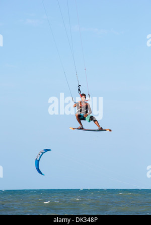 Kite surfer, Cumbuco, Fortaleza distretto, Brasile. Foto Stock