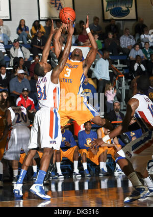 Febbraio 23, 2011 - Arlington, Texas, Stati Uniti d'America - Stato McNeese Cowboys avanti Patrick Richard (3) e non conformisti Texas-Arlington guard/avanti LaMarcus Reed III (31) in azione durante il NCAA pallacanestro tra la McNeese membro cowboy e l'UTA non conformisti tenutasi presso l'Università del Texas ad Arlington, Texas Hall, in Arlington, Texas. Stato McNeese sconfigge UTA Foto Stock