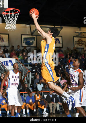 Febbraio 23, 2011 - Arlington, Texas, Stati Uniti d'America - Stato McNeese Cowboys avanti Daniel Richard (54) in azione durante il NCAA pallacanestro tra la McNeese membro cowboy e l'UTA non conformisti tenutasi presso l'Università del Texas ad Arlington, Texas Hall, in Arlington, Texas. Stato McNeese sconfigge UTA 81 a 72. (Credito Immagine: © Dan Wozniak/Southcreek globale/ZUMAPRESS. Foto Stock