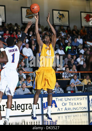 Febbraio 23, 2011 - Arlington, Texas, Stati Uniti d'America - Stato McNeese Cowboys avanti P.J. Alawoya (43) in azione durante il gioco tra la McNeese membro cowboy e l'UTA non conformisti tenutasi presso l'Università del Texas ad Arlington, Texas Hall, in Arlington, Texas. Stato McNeese sconfigge UTA 81 a 72. (Credito Immagine: © Dan Wozniak/Southcreek globale/ZUMAPRESS.com) Foto Stock