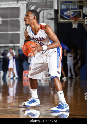 Febbraio 23, 2011 - Arlington, Texas, Stati Uniti d'America - Texas-Arlington non conformisti guard Bradley Gay (10) in azione durante il gioco tra la McNeese membro cowboy e l'UTA non conformisti tenutasi presso l'Università del Texas ad Arlington, Texas Hall, in Arlington, Texas. Stato McNeese sconfigge UTA 81 a 72. (Credito Immagine: © Dan Wozniak/Southcreek globale/ZUMAPRESS.com) Foto Stock