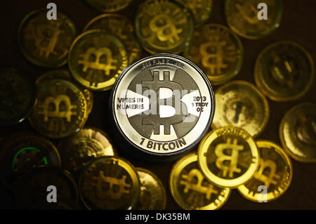 Illustrazione - Bitcoins fotografata alla moneta oline dealer 'BitcoinCommodities" di Berlino, Germania, 28 novembre 2013. Bitcoin è un open source peer-to-peer il denaro elettronico e rete di pagamento. Le monete recano un codice numerico chiamato chiave privata che fornisce il bitcoin con il suo valore. Bitcoins possono essere utilizzati per pagamenti digitali o vengono acquistati e venduti a un prezzo variabile contro il valore delle altre monete. Foto: Jens KALAENE Foto Stock