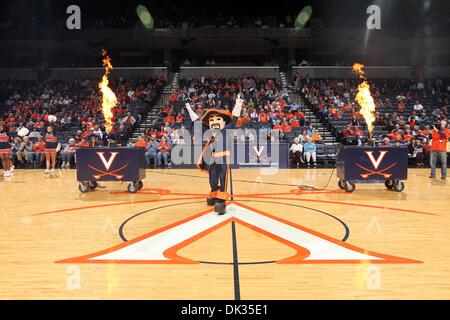 Feb 24, 2011 - Charlottesville, Virginia, Stati Uniti - La Virginia Cavaliers mascotte esegue durante un NCAA gioco di basket contro il duca diavoli blu presso la John Paul Jones arena. Il duca ha vinto 71-48. (Credito Immagine: © Andrew Shurtleff/ZUMAPRESS.com) Foto Stock