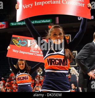 Feb 24, 2011 - Charlottesville, Virginia, Stati Uniti - Virginia Cavaliers cheerleaders promuovere le imprese locali durante un NCAA gioco di basket contro il duca diavoli blu presso la John Paul Jones arena. Il duca ha vinto 71-48. (Credito Immagine: © Andrew Shurtleff/ZUMAPRESS.com) Foto Stock