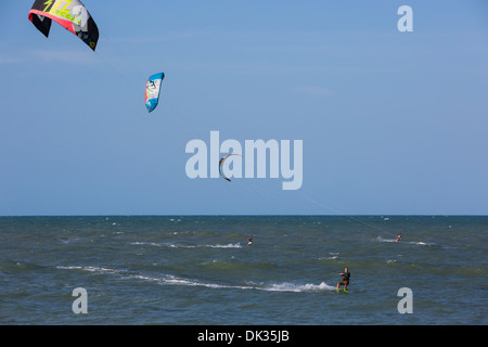 Kite surfer, Cumbuco, Fortaleza distretto, Brasile. Foto Stock