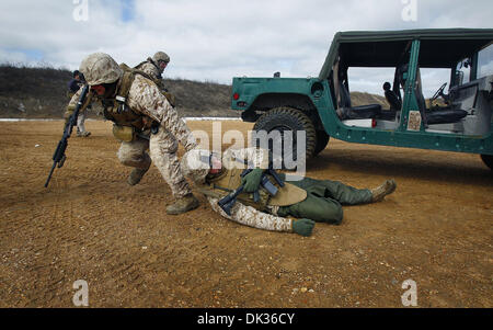 Febbraio 25, 2011 - Crittenden County, AR, U.S. - Febbraio 16, 2011 â€" Staff Sgt. Shane imbiancati tira Gunnery Sgt. Steve Horton al di fuori di un Humvee durante un esercizio di formazione di livello 1, un gruppo privato militare training facility in Crittenden County, Ark. I marines sono parte del 8 Supporto tecnico di battaglione di Camp Lejeune, NC. (Credito Immagine: © l'appello commerciale/ZUMAPRESS.com) Foto Stock