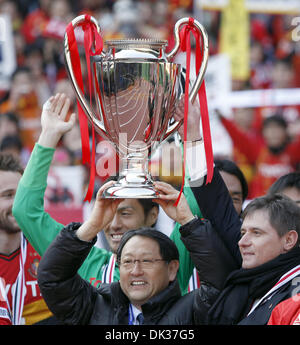 Febbraio 26, 2011 - Yokohama, Giappone - i giocatori di Nagoya Grampus festeggiare sul podio la vittoria dopo aver sconfitto Kashima palchi da 1-1(PK3-1) durante la Fuji Xerox SUPER CUP 2011 di Nissan Stadium di Yokohama, Giappone. (Credito Immagine: © Shugo Takemi Jana/press/ZUMAPRESS.com) Foto Stock