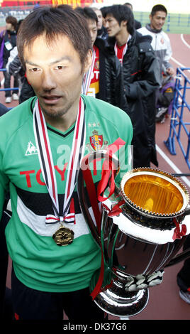 Febbraio 26, 2011 - Yokohama, Giappone - SEIGO NARAZAKI di Nagoya Grampus celebra la vittoria dopo aver sconfitto Kashima palchi da 1-1(PK3-1) durante la Fuji Xerox SUPER CUP 2011 di Nissan Stadium di Yokohama, Giappone. (Credito Immagine: © Shugo Takemi Jana/press/ZUMAPRESS.com) Foto Stock