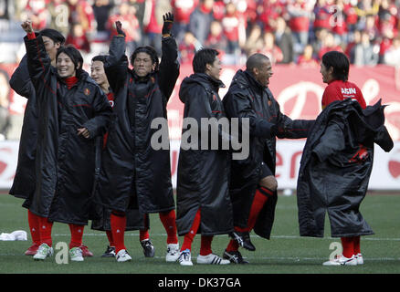 Febbraio 26, 2011 - Yokohama, Giappone - i giocatori di Nagoya Grampus festeggiare la vittoria dopo aver sconfitto Kashima palchi da 1-1(PK3-1) durante la Fuji Xerox SUPER CUP 2011 di Nissan Stadium di Yokohama, Giappone. (Credito Immagine: © Shugo Takemi Jana/press/ZUMAPRESS.com) Foto Stock