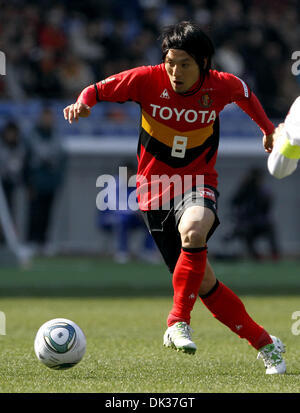 Febbraio 26, 2011 - Yokohama, Giappone - JUNGO FUJIMOTO di Nagoya Grampus in azione durante la Fuji Xerox Super Cup al Nissan Stadium di Yokohama. Nagoya Grampus sconfitto Kashima palchi da 1-1 (PK3-1) (credito Immagine: © Shugo Takemi Jana/press/ZUMAPRESS.com) Foto Stock