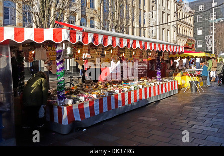 Bancarelle di vendita di Glasgow e mercatino di Natale presso il St. Enoch Square a Glasgow Scozia Scotland Foto Stock