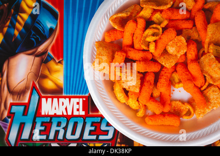 Piastra di cheetos oltre un Supereroi Marvel tovaglia in corrispondenza di un capretto del partito a Monterrey,N.L. (Messico). Foto Stock