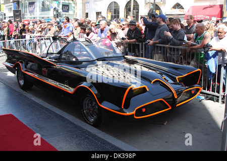La Batmobile Adam West è onorato con una stella sulla Hollywood Walk of Fame a Hollywood Boulevard Los Angeles California - 05.04.12 Foto Stock