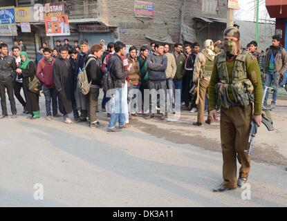 Srinagar, Indiano Kashmir amministrato. 2° dic, 2013. Le forze di sicurezza cordon off dopo Millitants sparato poliziotto ucciso e due e due colleghi feriti mentre erano di pattuglia un mercato in chadoora città nel distretto di budgam 25km (16 miglia) da srinagar. Credito: Sofi Suhail/Alamy Live News Foto Stock