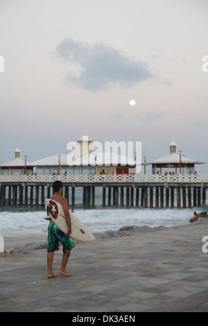 Surfer a Praia do Iracema, Fortaleza, Brasile. Foto Stock