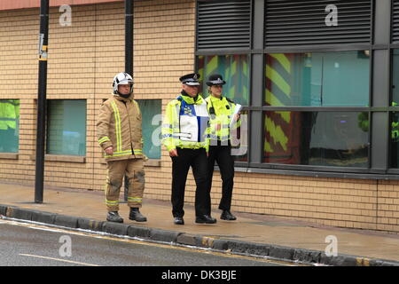 Glasgow, Scotland, Regno Unito. 2° dic 2013 Stockwell St, Clutha Elicottero incidente. Abbattuto elicottero della polizia è stata spostata in un veicolo per il trasporto. Diversi membri del pubblico partecipare a pagare i loro aspetti e fiori di laici alla scena Paul Stewart/Alamy News Foto Stock