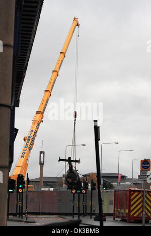 Glasgow, Scotland, Regno Unito. 2° dic 2013 Stockwell St, Clutha Elicottero incidente. Abbattuto elicottero della polizia è stata spostata in un veicolo per il trasporto. Diversi membri del pubblico partecipare a pagare i loro aspetti e fiori di laici alla scena Paul Stewart/Alamy News Foto Stock