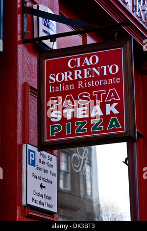 Il ristorante italiano Ciao Sorrento con segno pendente dal loro edificio sopra pubblicità Pizza, bistecche e pasta di Dundee, Regno Unito Foto Stock