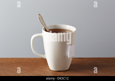 White tazza di tè sul tavolo di legno Foto Stock