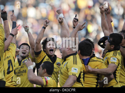 27 febbraio 2011 - Tokyo, Giappone - i giocatori di SUNTORY SUNGOLIATH festeggiare la vittoria dopo aver sconfitto la Sanyo Electric WILD cavalieri da 37-20 durante la XLVIII Giappone nazionale rugby finale di campionato a Chichibunomiya Rugby Stadium di Tokyo. (Credito Immagine: © Shugo Takemi Jana/press/ZUMAPRESS.com) Foto Stock