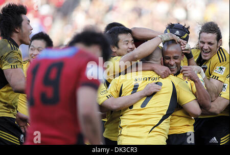 27 febbraio 2011 - Tokyo, Giappone - i giocatori di SUNTORY SUNGOLIATH festeggiare la vittoria dopo aver sconfitto la Sanyo Electric WILD cavalieri da 37-20 durante la XLVIII Giappone nazionale rugby finale di campionato a Chichibunomiya Rugby Stadium di Tokyo, Giappone. (Credito Immagine: © Shugo Takemi Jana/press/ZUMAPRESS.com) Foto Stock