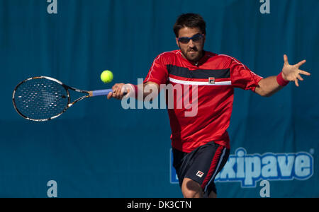 27 febbraio 2011 - Delray Beach, FL, Stati Uniti d'America - Delray Beach, FL - 2011 Delray Beach ITC: Janko Tipseravic (SER) restituisce un servire contro Juan Martin Del Potro (ARG). Tipsarevic fu sconfitto in finale dall'argentino Juan Martin Del Potro 64, 64. Andrew credito patrono/Zuma premere (credito Immagine: © Andrew patrono/ZUMAPRESS.com) Foto Stock