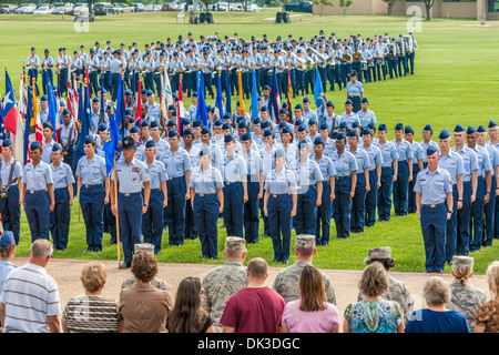 Famiglie guarda aviatori di eseguire la cerimonia durante la United States Air Force Base di formazione laurea in San Antonio, Texas Foto Stock