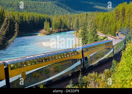 Rocky Mountaineer treno Morant curva del vicino Lago Louise nelle Montagne Rocciose Canadesi e il Parco Nazionale di Banff Alberta Canada Foto Stock