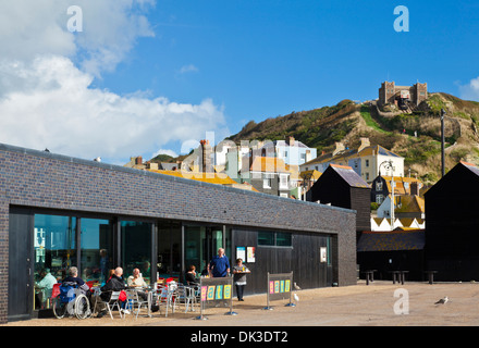 Heastings il contemporaneo Eat@theStade cafe sul lungomare di Hastings East Sussex England UK GB Europe Foto Stock