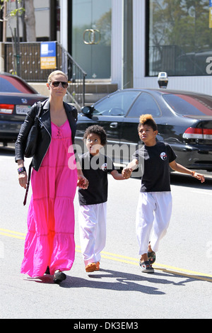 Heidi Klum Johan Samuel Henry Samuel Heidi Klum e suoi ragazzi lasciare la classe di karate e la testa di un negozio di giocattoli in Brentwood Los Foto Stock