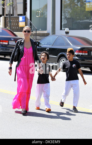 Heidi Klum Johan Samuel Henry Samuel Heidi Klum e suoi ragazzi lasciare la classe di karate e la testa di un negozio di giocattoli in Brentwood Los Foto Stock