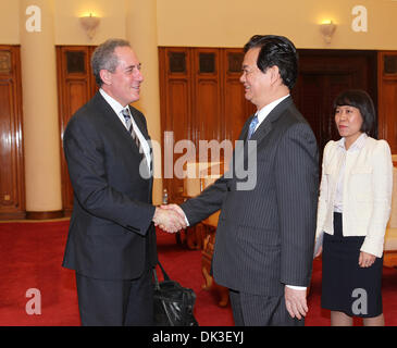 Hanoi, Vietnam. 2° dicembre 2013. Primo Ministro vietnamita Nguyen Tan Dung (C) scuote le mani con U.S. Rappresentante di commercio Michael Froman ad Hanoi, Vietnam, Dicembre 2, 2013. (Xinhua/VNA/Alamy Live News) Foto Stock