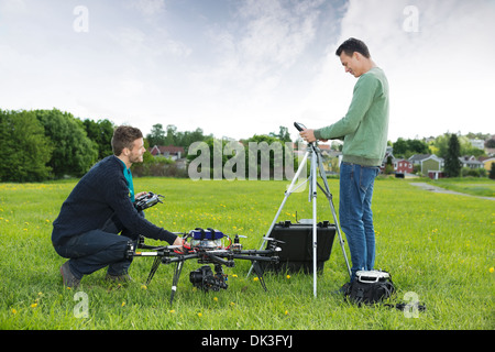 Gli ingegneri che lavorano sul drone elicottero nel Parco Foto Stock