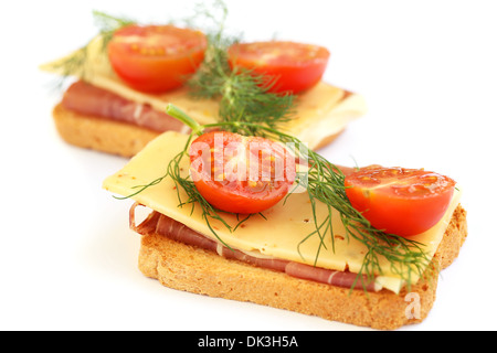 Panini con pancetta e formaggio e pomodoro ciliegino e aneto isolati su sfondo bianco. Foto Stock