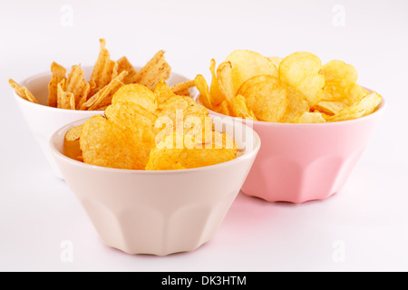 Patate e grano chip in ciotole isolato su sfondo grigio. Foto Stock