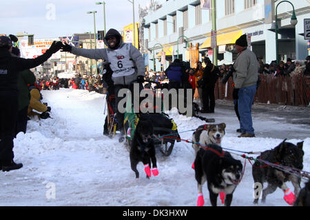 Mar 5, 2011 - Anchorage in Alaska, U.S. - Giamaicano musher NEWTON MARSHALL, con iditarider MARCIA DOCTER dalla Florida in sled aziona il suo cane team dalla linea di partenza della partenza cerimoniale del sentiero Iditarod Sled Dog Race di Anchorage. Sessanta due mushers iniziato il 1.100 miglia di Sled Dog Race per nome. (Credito Immagine: © Al Grillo/ZUMAPRESS.com) Foto Stock