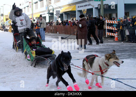 Mar 5, 2011 - Anchorage in Alaska, U.S. - Giamaicano musher NEWTON MARSHALL, con iditarider MARCIA DOCTER dalla Florida in sled aziona il suo cane team dalla linea di partenza della partenza cerimoniale del sentiero Iditarod Sled Dog Race di Anchorage. Sessanta due mushers iniziato il 1.100 miglia di Sled Dog Race per nome. (Credito Immagine: © Al Grillo/ZUMAPRESS.com) Foto Stock