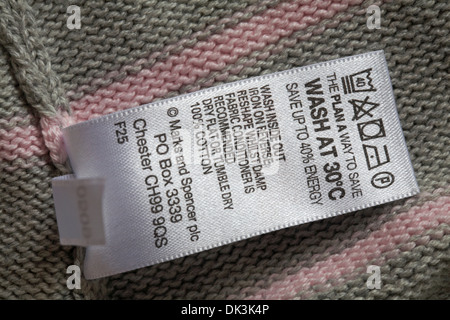 Label in Marks & Spencer Garment - il piano A. Modo di risparmiare lavaggio a 30 gradi C risparmiare al 40% di energia - cura dei simboli e delle istruzioni di lavaggio Foto Stock