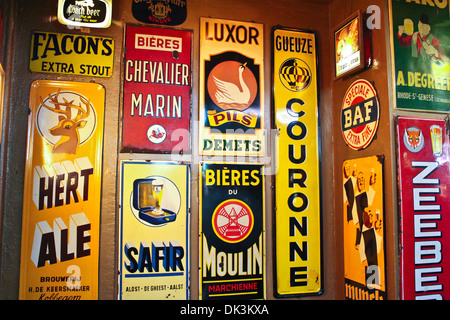 Delirio Cafe - Birra adornano le pareti del delirio Cafe a Bruxelles. Foto Stock