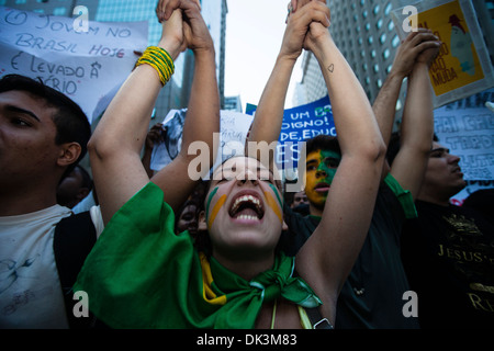 2013 proteste in Brasile, a Rio de Janeiro downtown, Giugno 20, 2013 giovani urlare parole contro il governo brasiliano attivismo