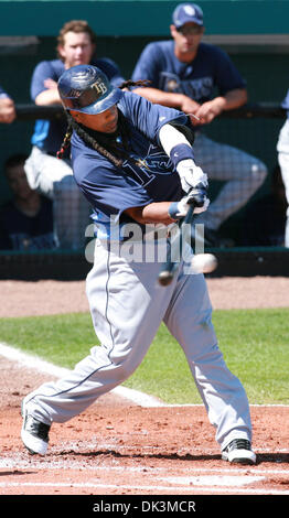 Mar 7, 2011 - Bradenton, FL, Stati Uniti d'America - JAMES BORCHUCK | Orari.OT 334960 BORC raggi (03/07/11) (Bradenton, FL) Manny Ramirez singles off Ross Ohlendorf per avviare il secondo inning durante i raggi spring training partita contro i pirati in campo McKechnie lunedì 7 marzo 2011. [JAMES BORCHUCK, volte] (credito Immagine: © San Pietroburgo volte/ZUMAPRESS.com) Foto Stock