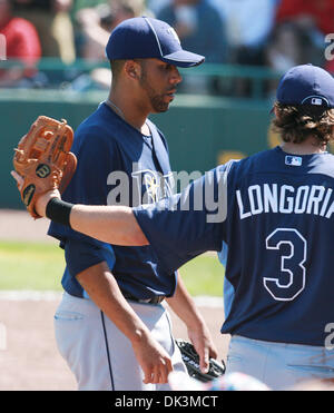 Mar 7, 2011 - Bradenton, FL, Stati Uniti d'America - JAMES BORCHUCK | Orari.OT 334960 BORC raggi (03/07/11) (Bradenton, FL) Evan Longoria trys alla console di David Price dopo la lefty ha dato fino a due girare omero nel quarto durante i raggi spring training partita contro i pirati in campo McKechnie lunedì 7 marzo 2011. [JAMES BORCHUCK, volte] (credito Immagine: © San Pietroburgo volte/ZUMAPRESS.com) Foto Stock