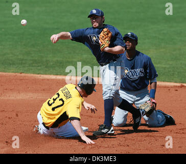 Mar 7, 2011 - Bradenton, FL, Stati Uniti d'America - JAMES BORCHUCK | Orari.OT 334960 BORC raggi (03/07/11) (Bradenton, FL) Joe Inglett getta al primo nel tempo per il doppio gioco dopo aver Lyle Overbay fuori quando Tim Beckham bobbled al secondo durante la primavera raggi formazione gioco contro i pirati in campo McKechnie lunedì 7 marzo 2011. [JAMES BORCHUCK, volte] (credito Immagine: © San Pe Foto Stock