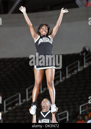 Mar 9, 2011 - Garland, Texas, Stati Uniti d'America - Alabama State Hornets cheerleaders in azione durante il torneo SWAC gioco tra il sud della signora giaguari e l'Alabama State calabroni a eventi speciali centro in Garland, Texas. Sconfitte meridionale Alabama State 58 a 39. (Credito Immagine: © Dan Wozniak/Southcreek globale/ZUMAPRESS.com) Foto Stock