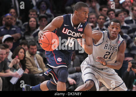 Mar 9, 2011 - New York New York, Stati Uniti - Connecticut Huskies guard Kemba Walker (15) aziona la palla oltre a Georgetown Hoyas guard Jason Clark (21) durante la prima metà del secondo round del 2011 orientale grande torneo di campionato al Madison Square Garden di New York, NY. (Credito Immagine: © Debby Wong/Southcreek globale/ZUMAPRESS.com) Foto Stock