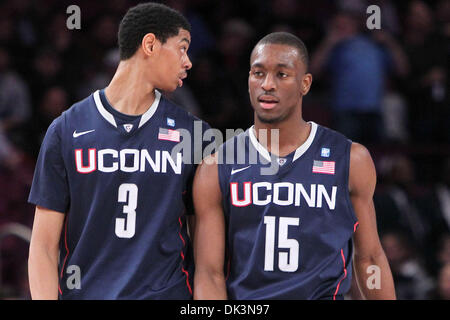 Mar 9, 2011 - New York New York, Stati Uniti - Connecticut Huskies guard/avanti Jeremy Lamb (3) e Connecticut Huskies guard Kemba Walker (15) contro il Georgetown Hoyas durante la prima metà del secondo round del 2011 orientale grande torneo di campionato al Madison Square Garden di New York, NY. (Credito Immagine: © Debby Wong/Southcreek globale/ZUMAPRESS.com) Foto Stock