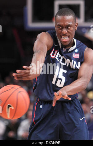 Mar 9, 2011 - New York New York, Stati Uniti - Connecticut Huskies guard Kemba Walker (15) passa la palla contro il Georgetown Hoyas durante la seconda metà del secondo round del 2011 orientale grande torneo di campionato al Madison Square Garden di New York, NY. Connecticut sconfitto Georgetown 79-62. (Credito Immagine: © Debby Wong/Southcreek globale/ZUMAPRESS.com) Foto Stock