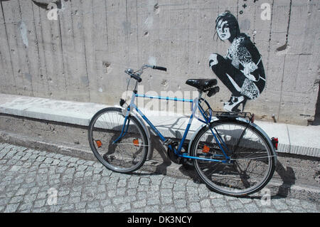 Berlino-Mitte, Germania. 22nd maggio, 2009. Un dipinto di una ragazza accovacciata è raffigurato dietro una moto al muro in modo che sembri come se fosse seduta sulla moto dell'ex bunker nella Reinhardtstrasse a Berlino-Mitte, Germania, 22 maggio 2009. Fotoarchiv für Zeitgeschichte - ATTENZIONE! NESSUN SERVIZIO DI CABLAGGIO -/dpa/Alamy Live News Foto Stock